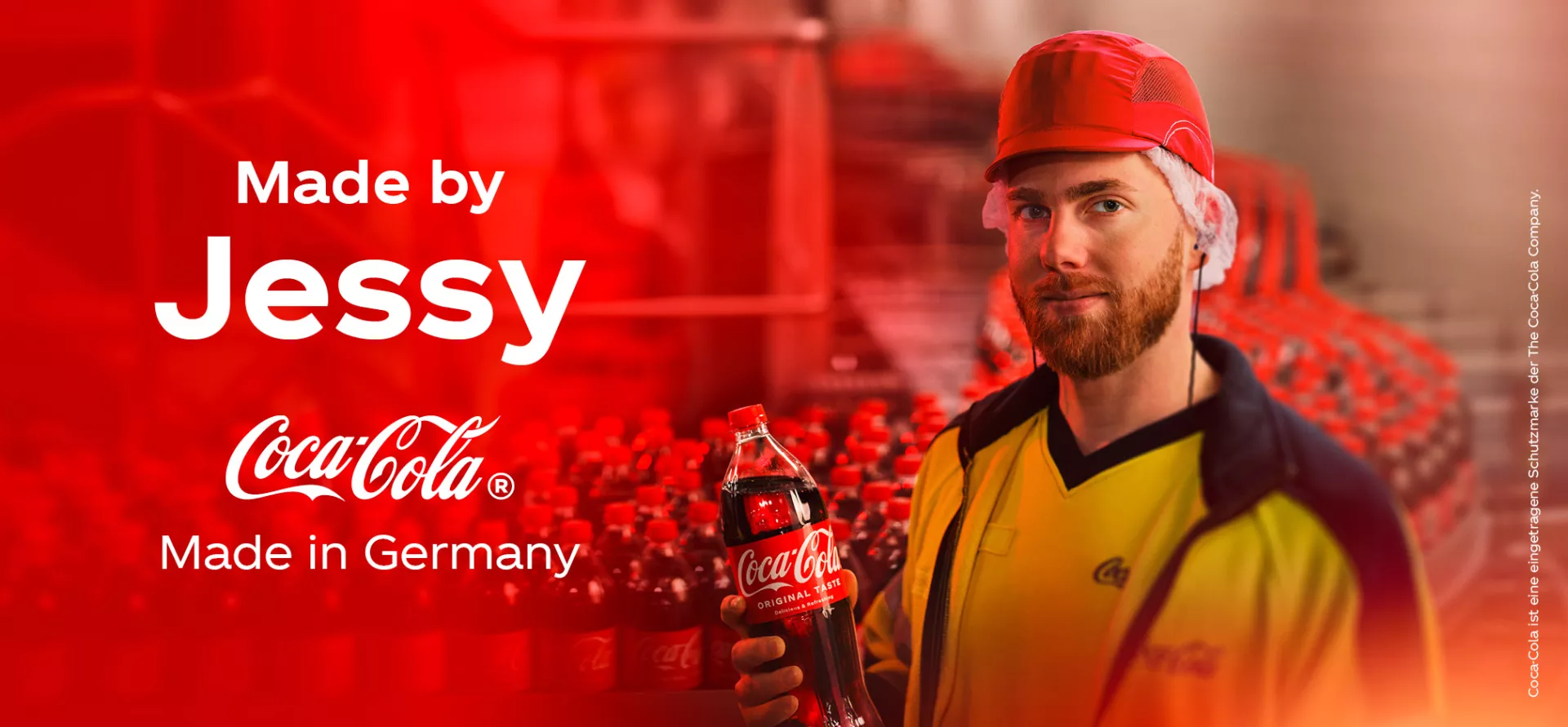 Ein Mann in einer Coca-Cola Produktionsstätte, daneben steht "Made by Jessy"